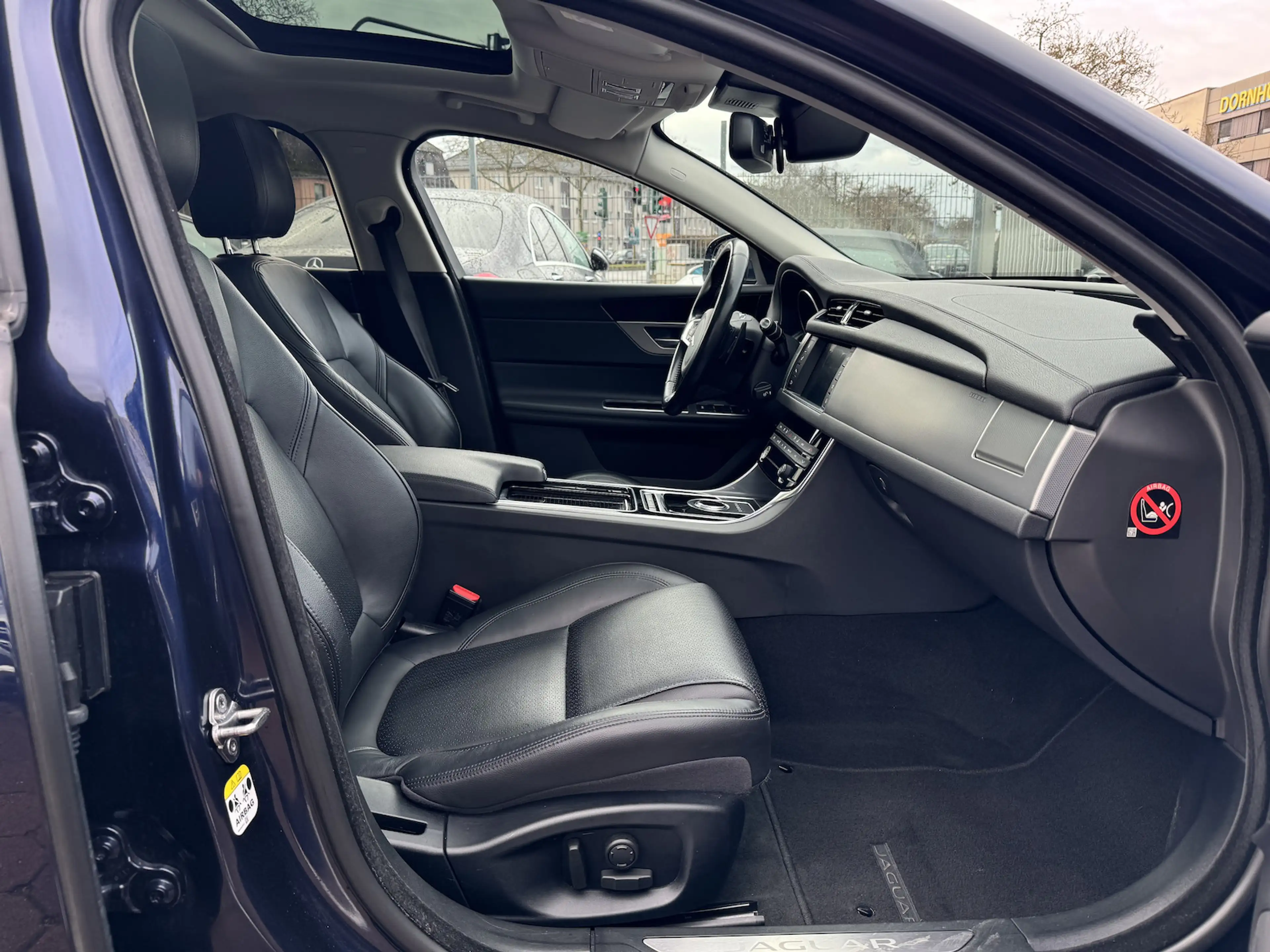 Jaguar XF 25d Prestige NAVI LEDER PANO MOTORSCHADEN — photo 15