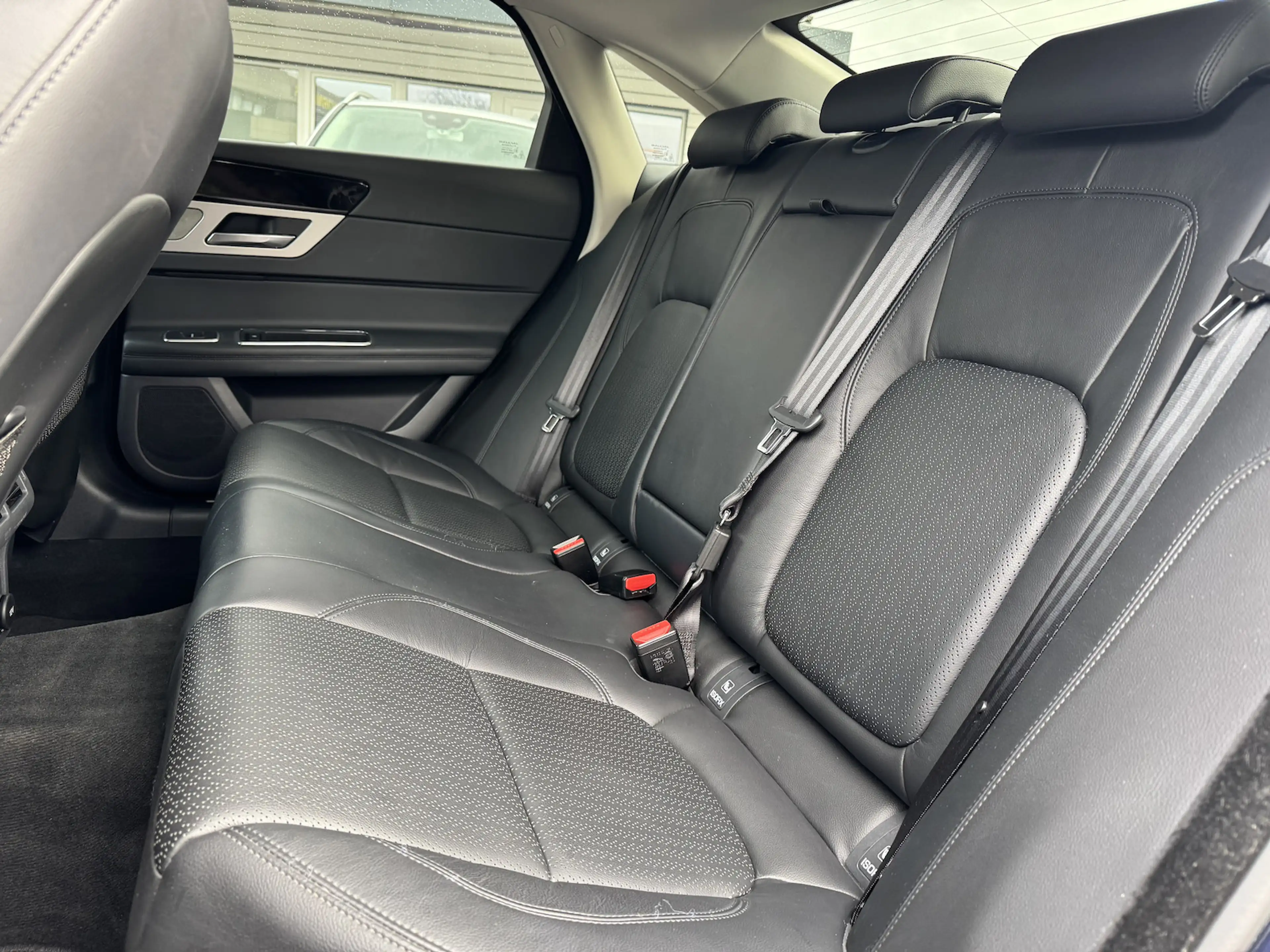 Jaguar XF 25d Prestige NAVI LEDER PANO MOTORSCHADEN — photo 13