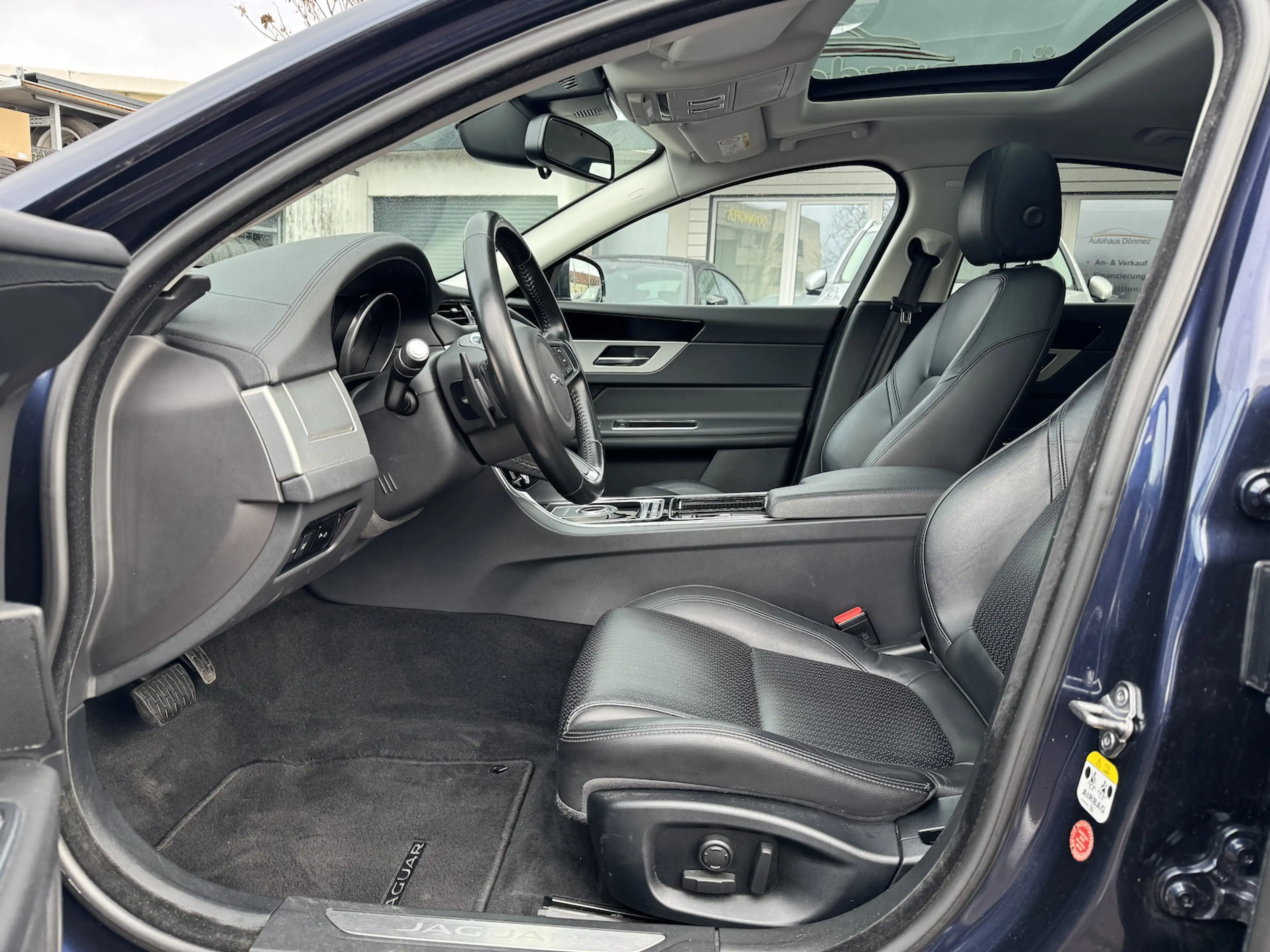 Jaguar XF 25d Prestige NAVI LEDER PANO MOTORSCHADEN — photo 10