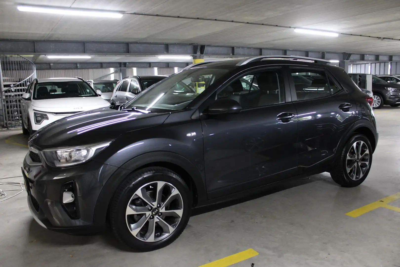 Kia Stonic 1.0 T-GDi DynamicLine | Navigatie | Camera | Apple Grau - 2