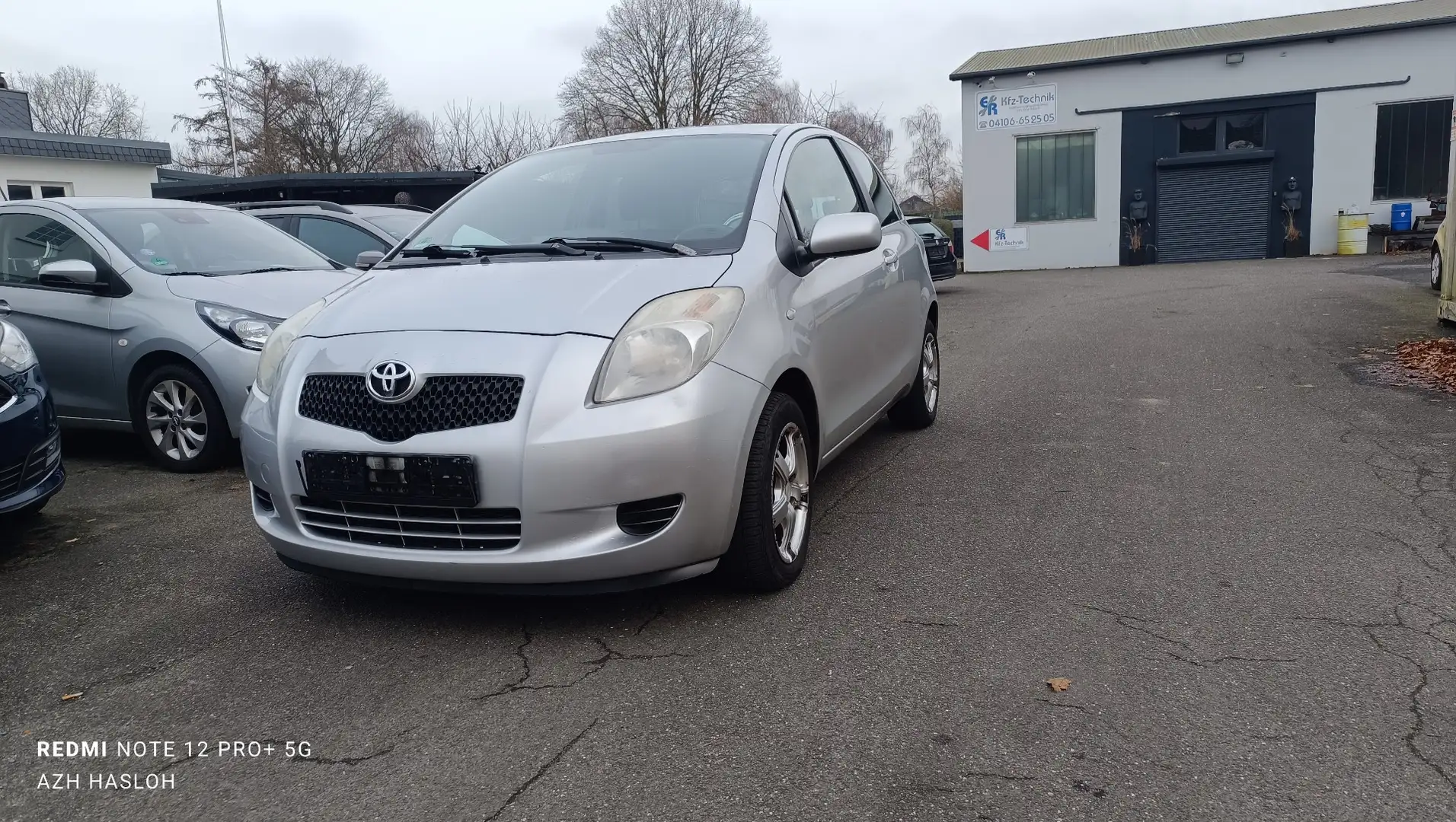 Toyota Yaris Sol Grau - 1