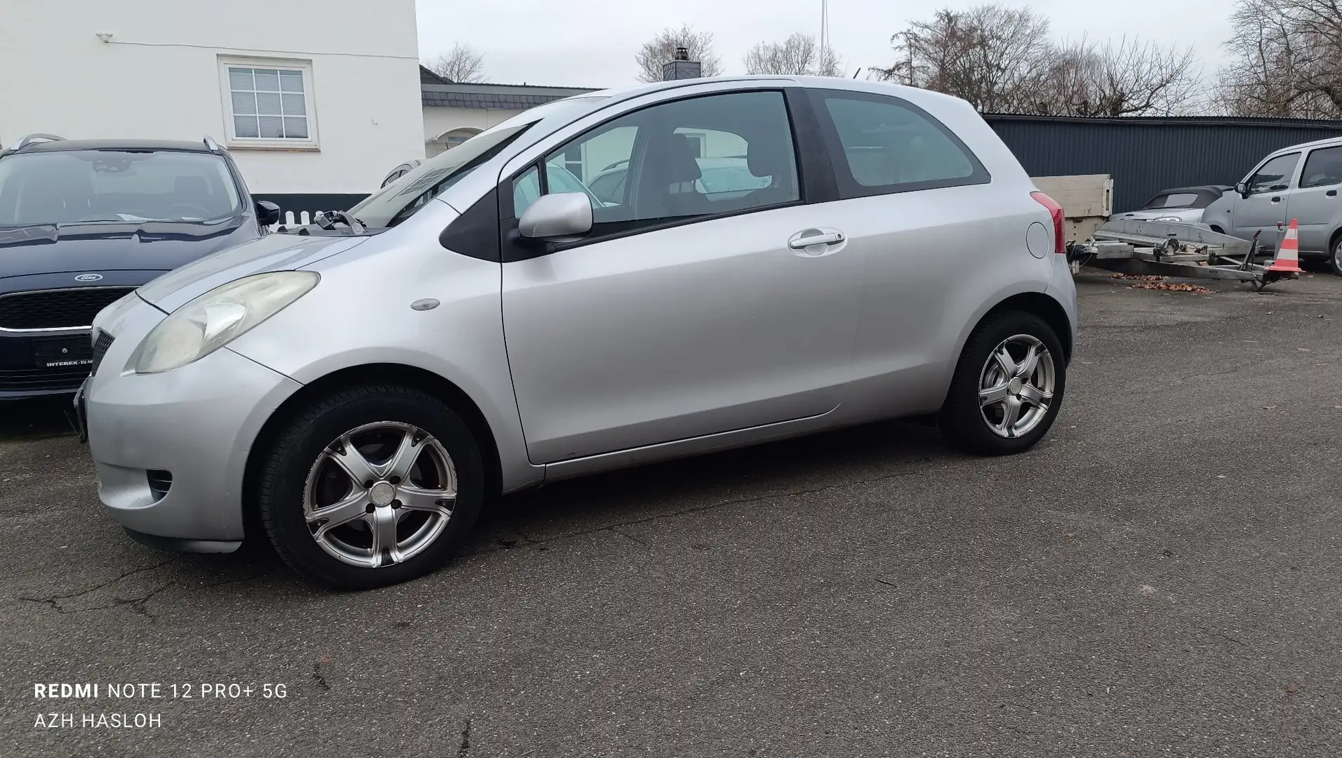 Toyota Yaris Sol Grau - 2