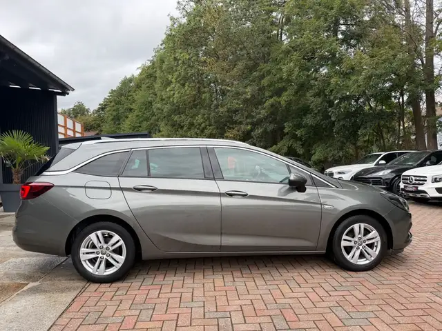 Opel Astra view 4