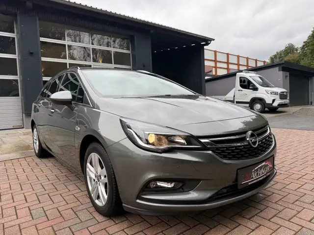 Opel Astra view 3