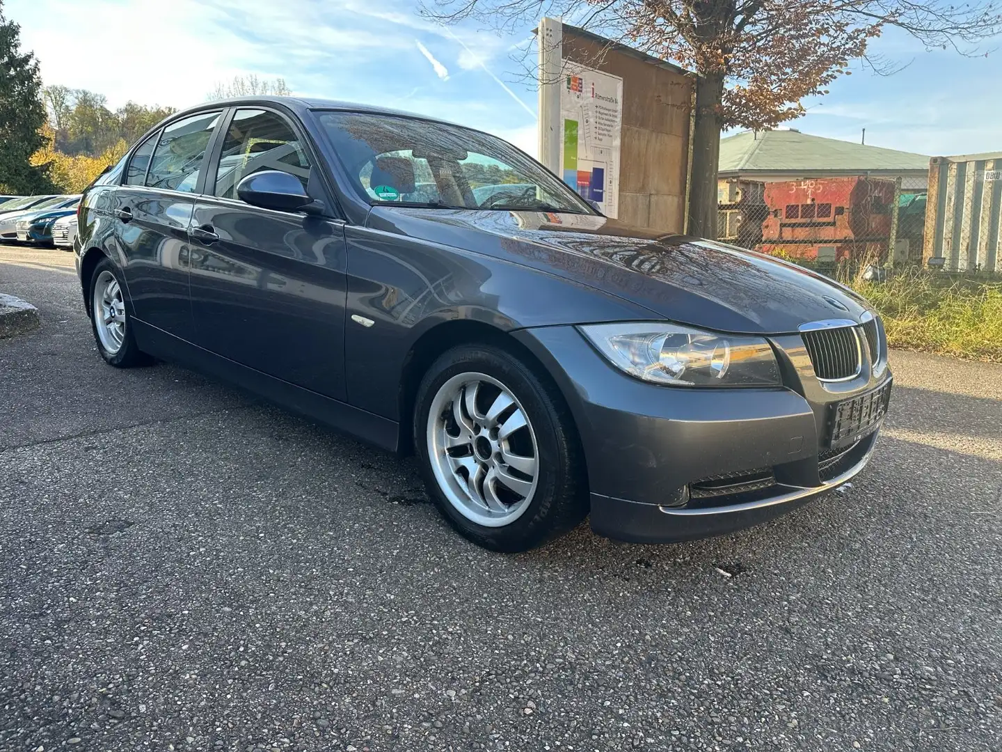 BMW 318 i Limousine SHZ LMF Tempomat PDC Gris - 2