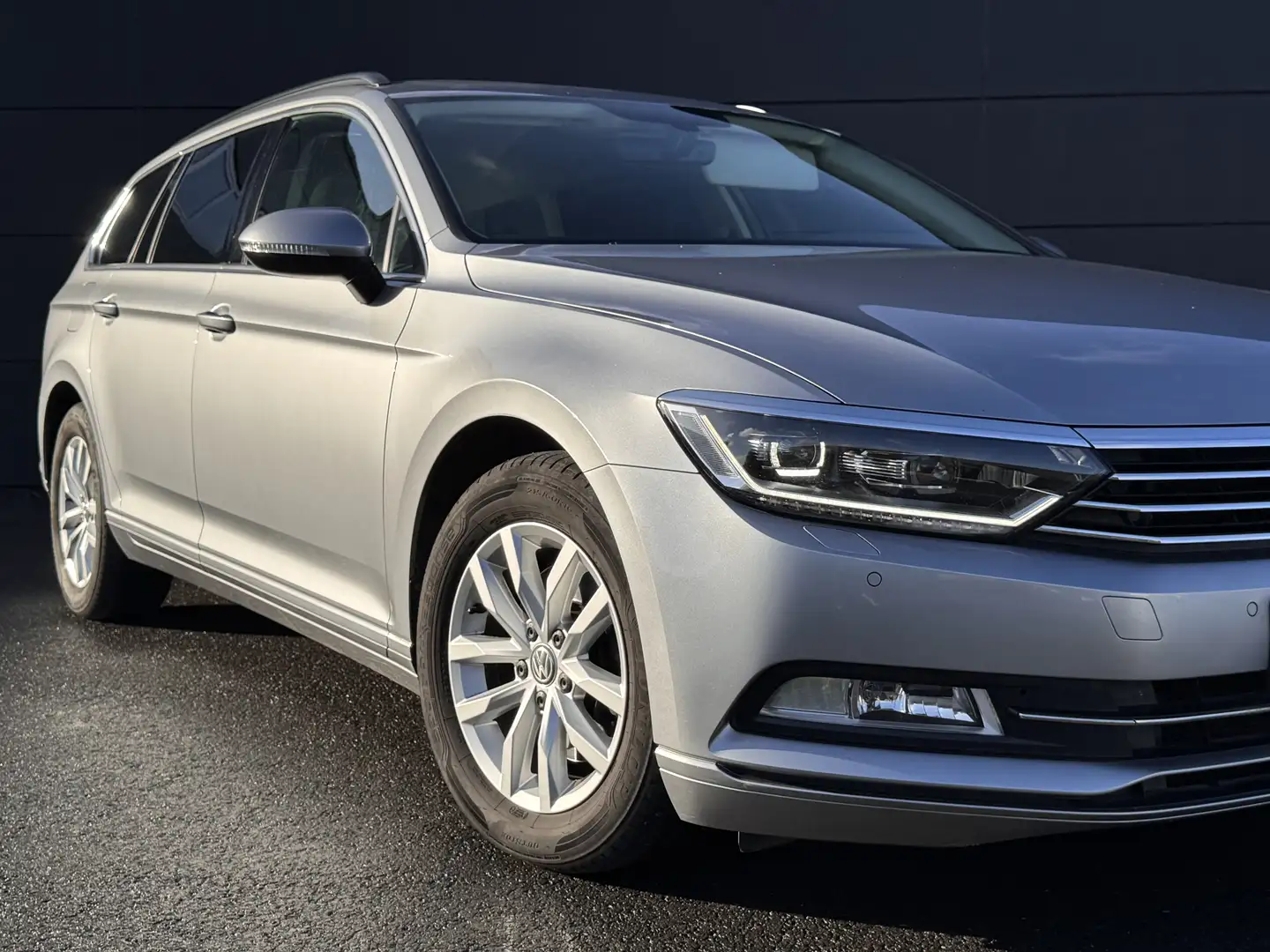 Volkswagen Passat Variant Passat Break SW 1.6 TDi Auto DSG - Att rem-carplay Stříbrná - 2