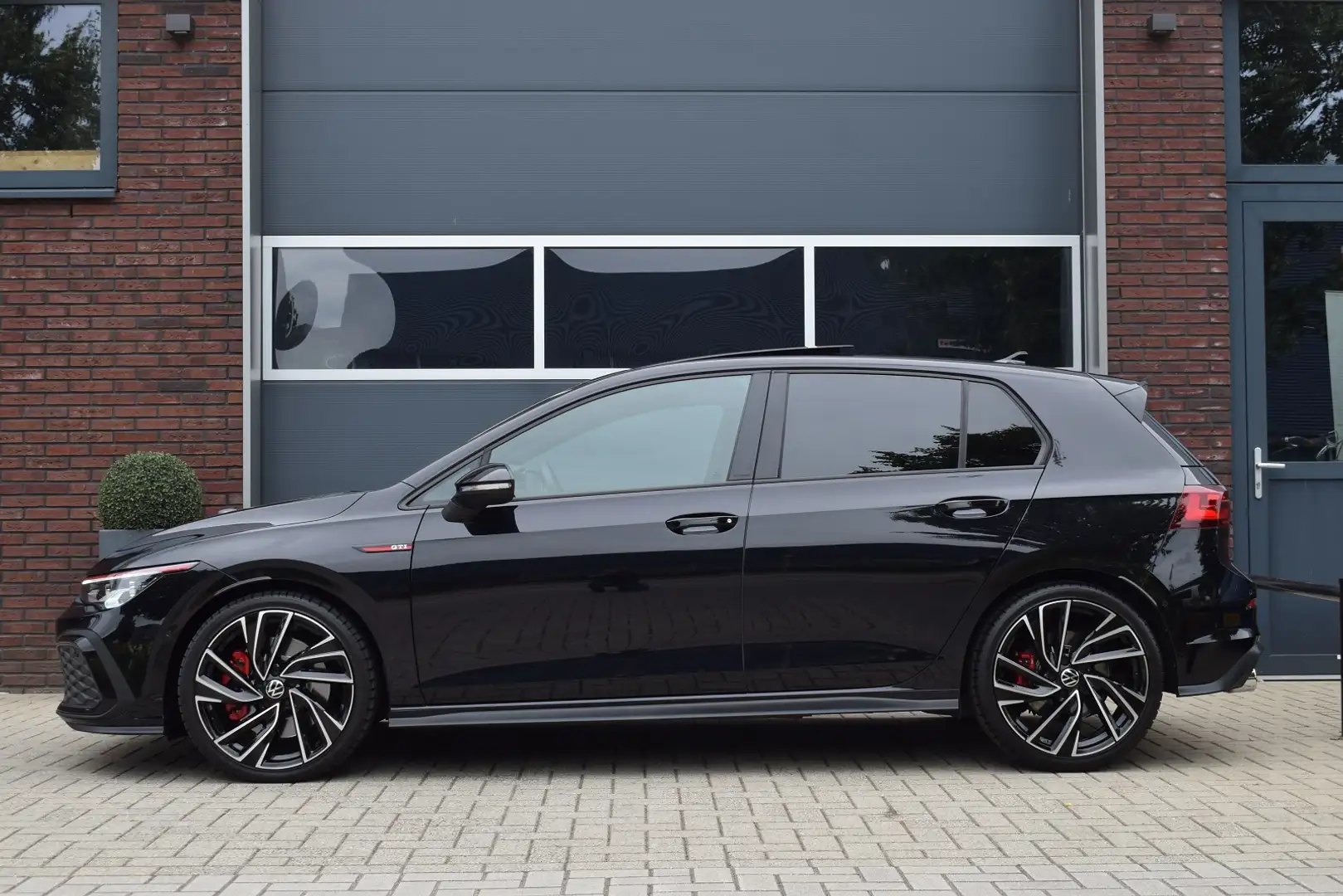 Volkswagen Golf GTI 2.0 TSI 245pk DSG | Leer | Pano | HUD | H&K | IQ-l Zwart - 2