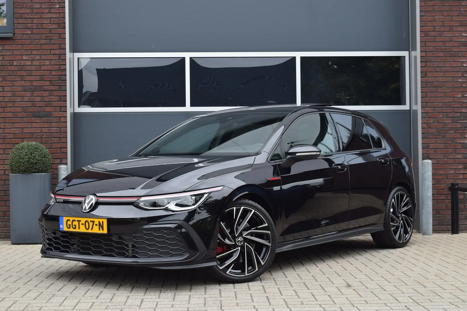Volkswagen Golf GTI 2.0 TSI 245pk DSG | Leer | Pano | HUD | H&K | IQ-l Zwart - 1