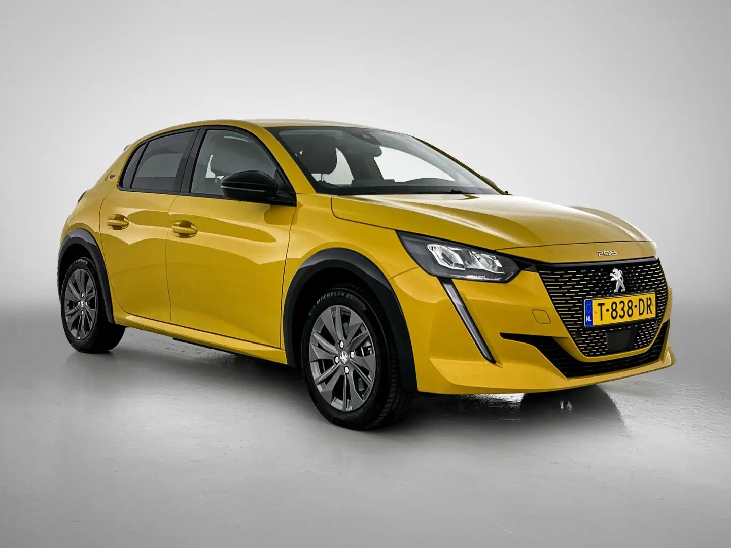 Peugeot e-208 EV Allure Pack 50 kWh 136pk | Navigatie via Apple Jaune - 2