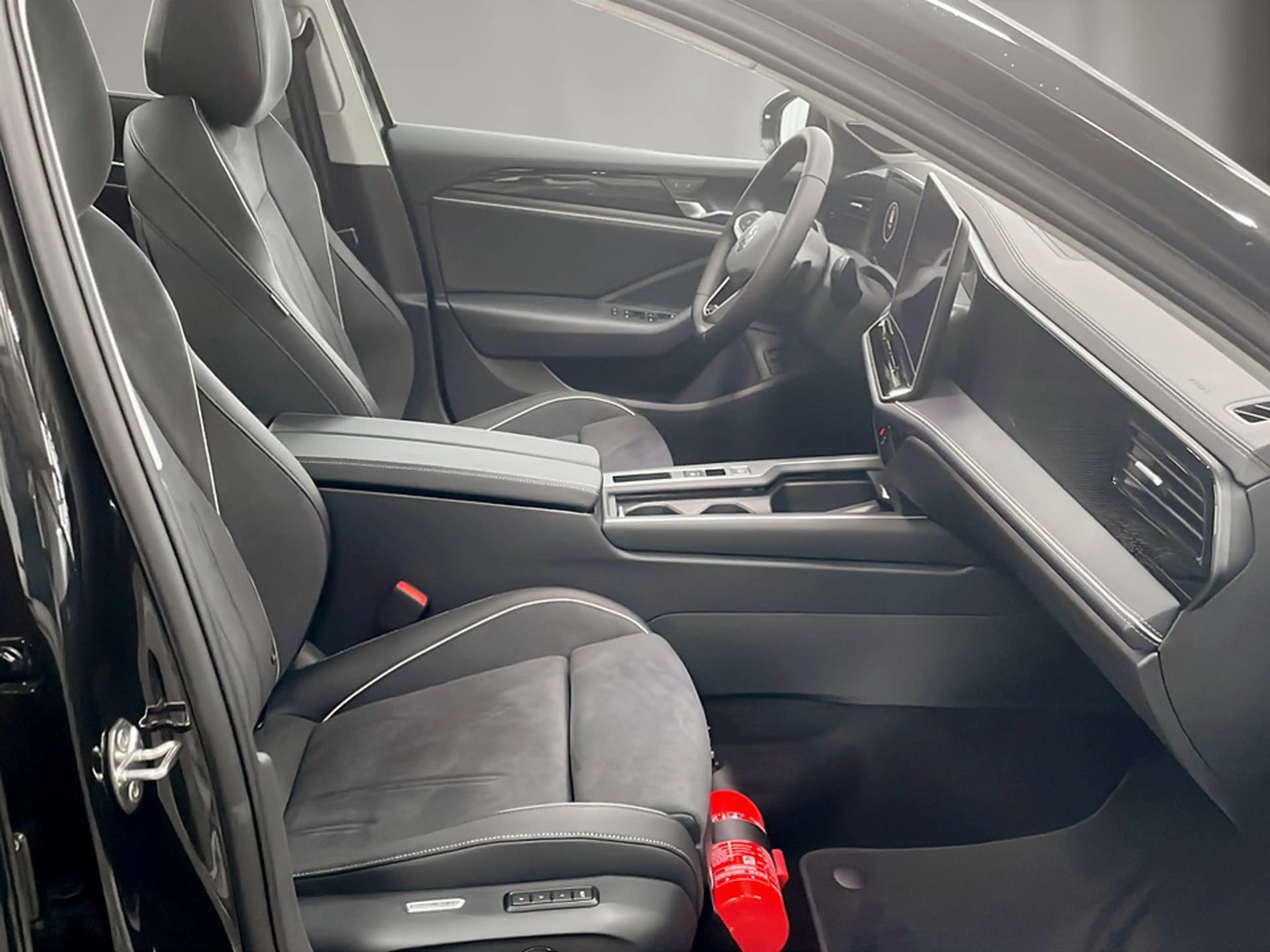Volkswagen Passat Variant Business eHybrid 150kW — photo 11