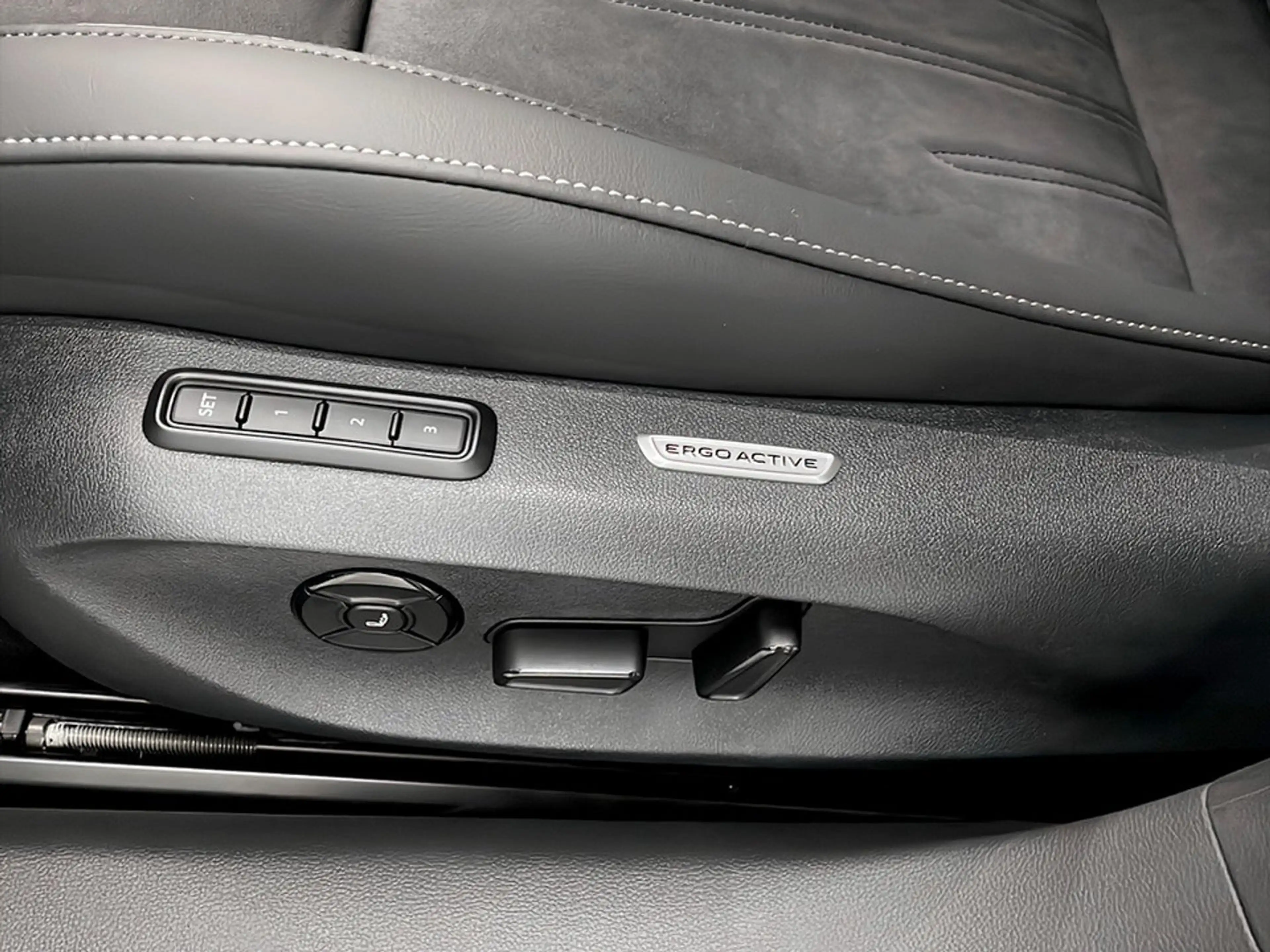 Volkswagen Passat Variant Business eHybrid 150kW — photo 10