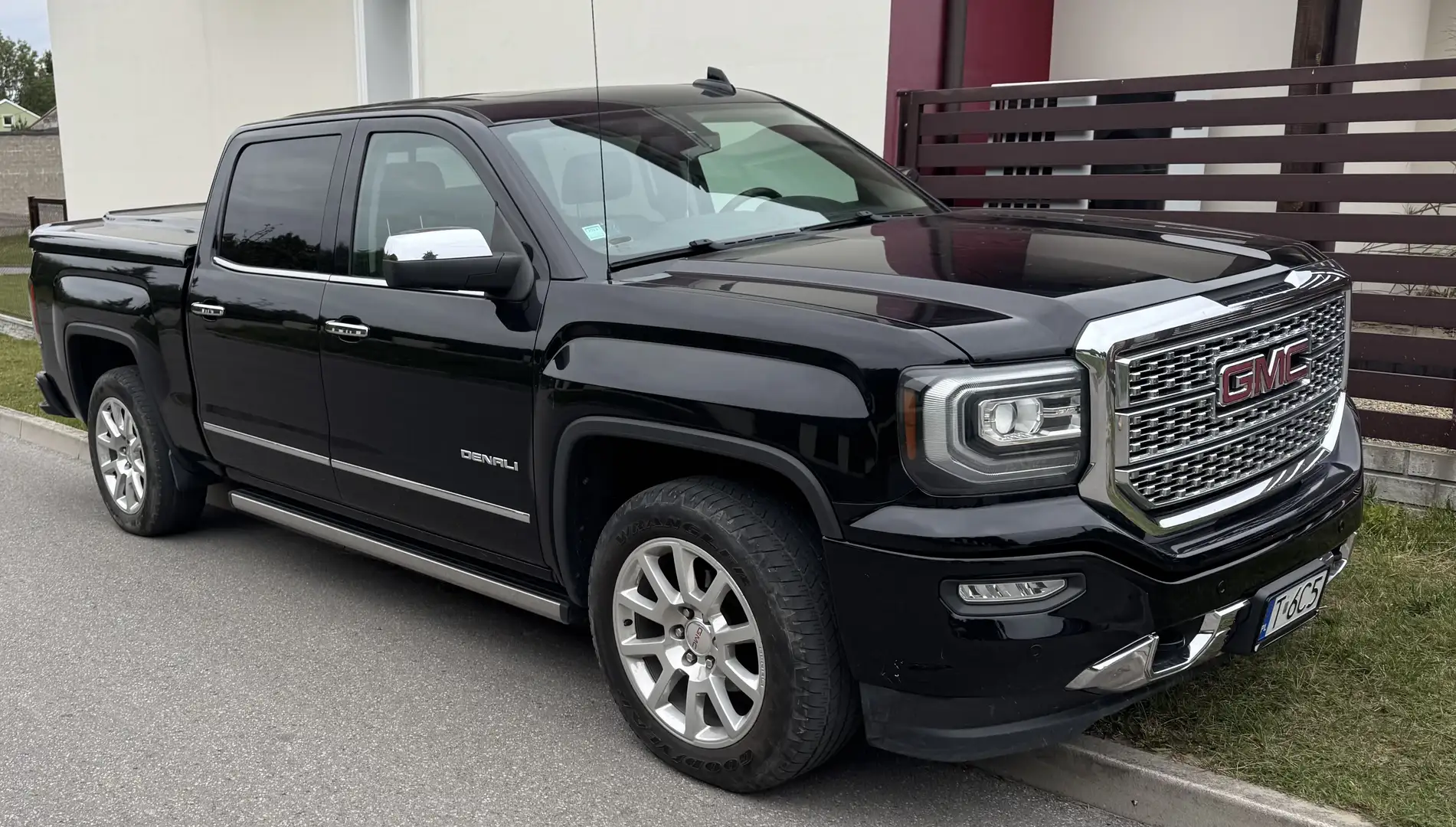 GMC Sierra Denali - 1