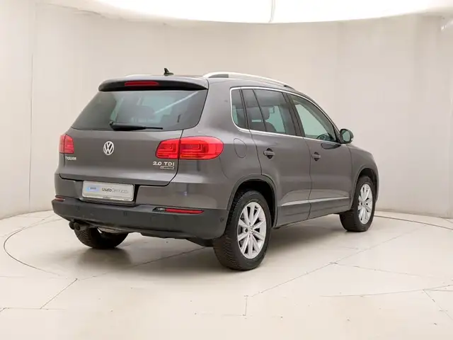 Volkswagen Tiguan view 4