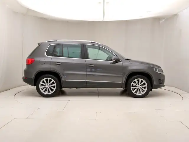 Volkswagen Tiguan view 3