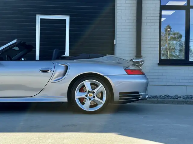 Porsche 911 view 14