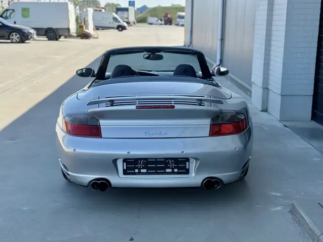 Porsche 911 view 12