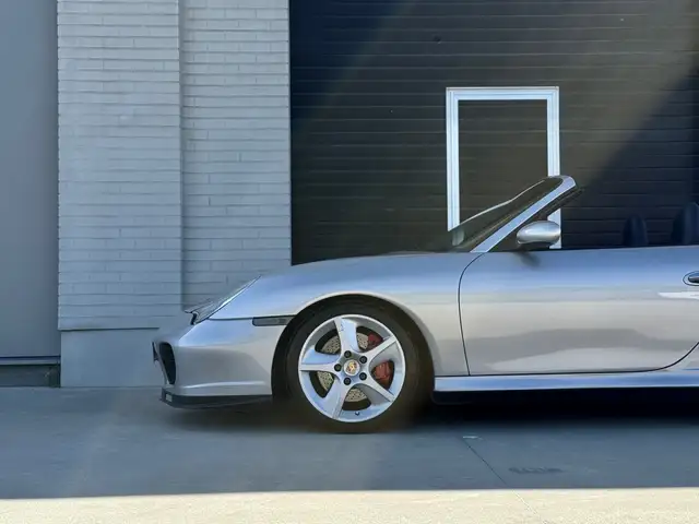 Porsche 911 view 13