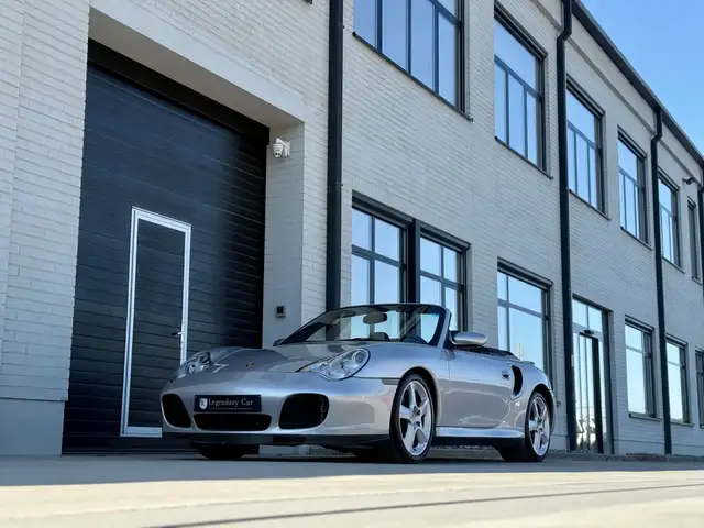 Porsche 911 view 6