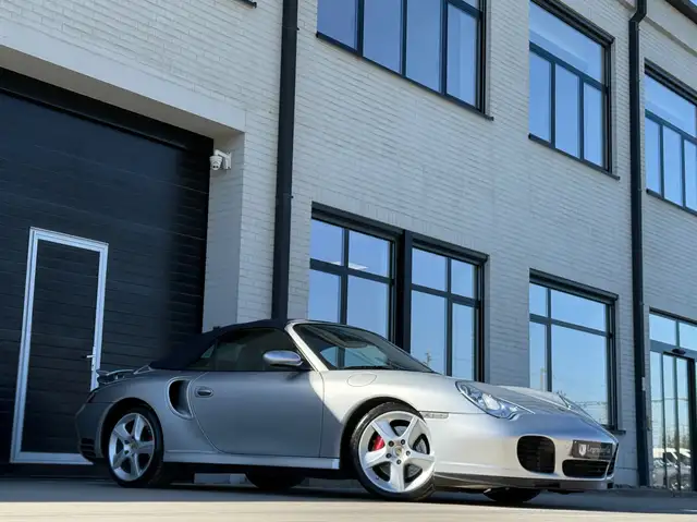Porsche 911 view 3