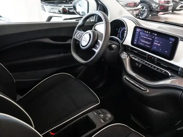 Fiat 500e view 3