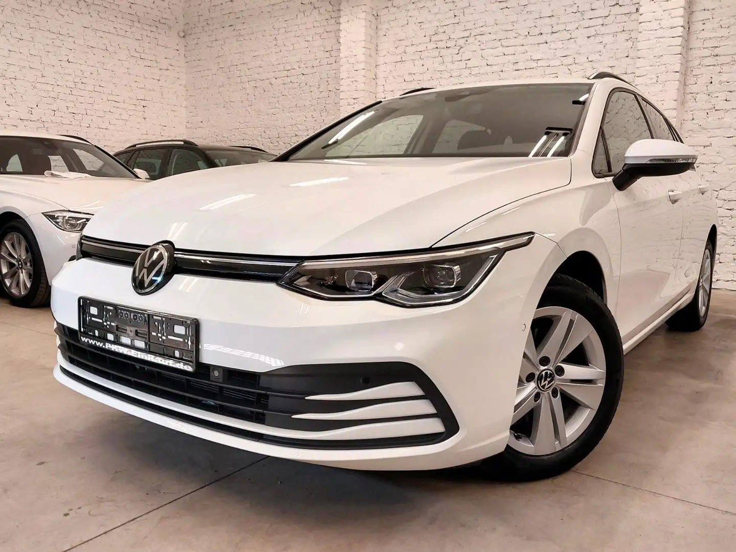 Volkswagen Golf VIII Variant 1.5 TSI Life 42ooo LED KAM ACC Wit - 2