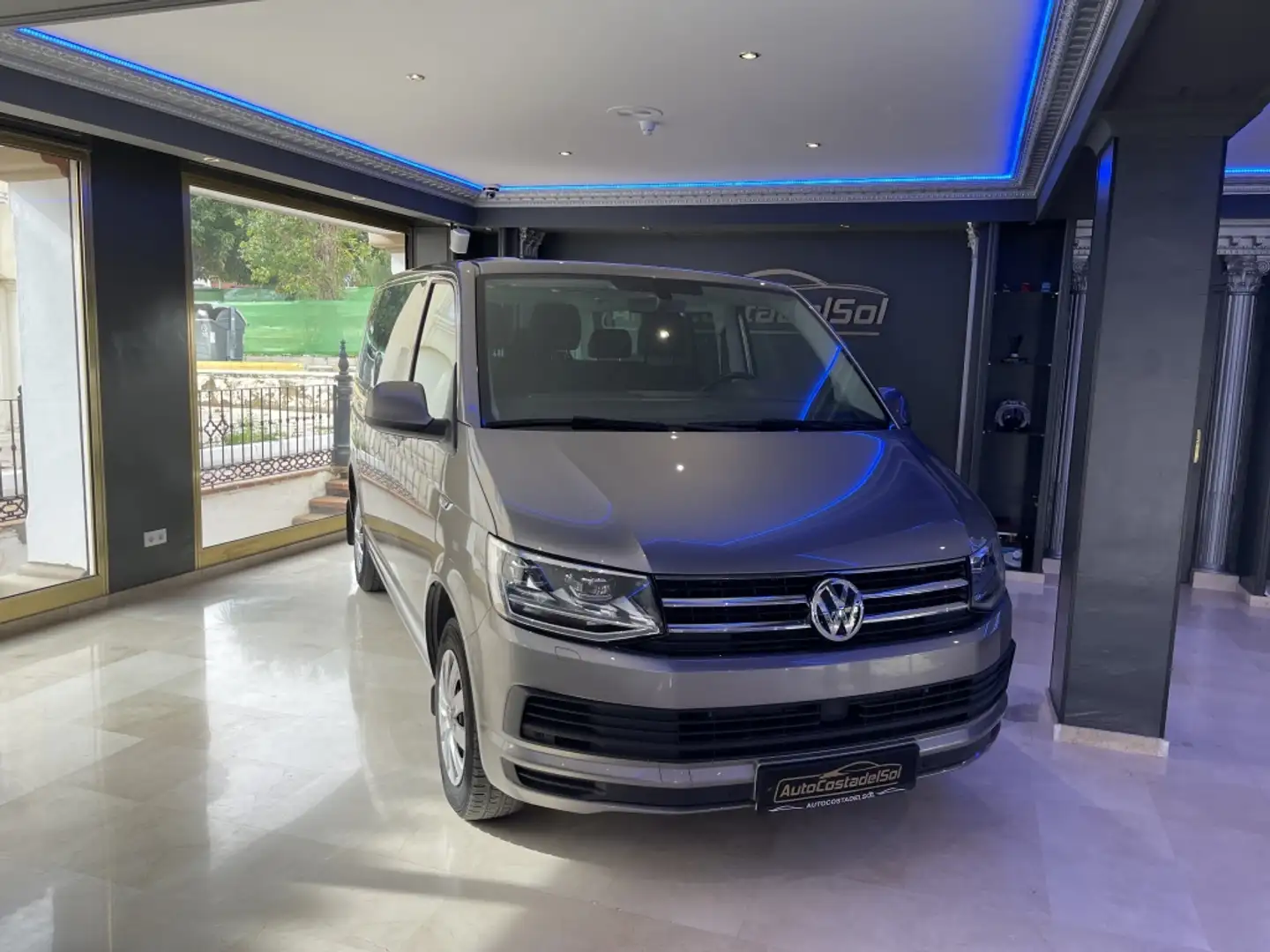 Volkswagen T5 Caravelle 2.0 TDi Brun - 2