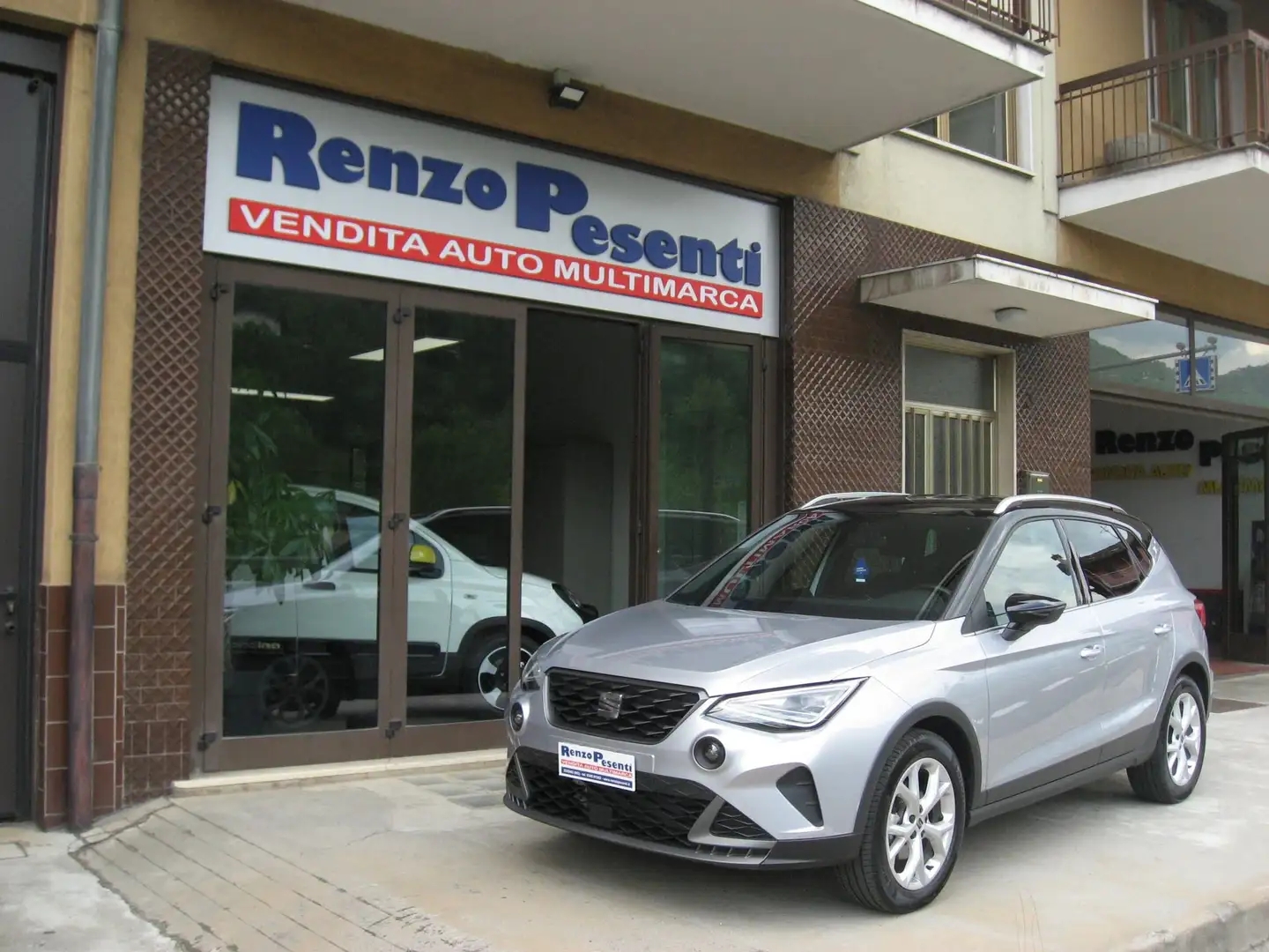 SEAT Arona 1.0 EcoTSI FR *PRONTA CONSEGNA* Ezüst - 2