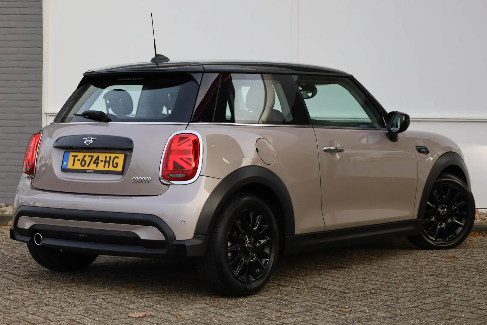 MINI Cooper Mini 1.5 136pk AUT Camden Edition | Parkeersensore Grijs - 2
