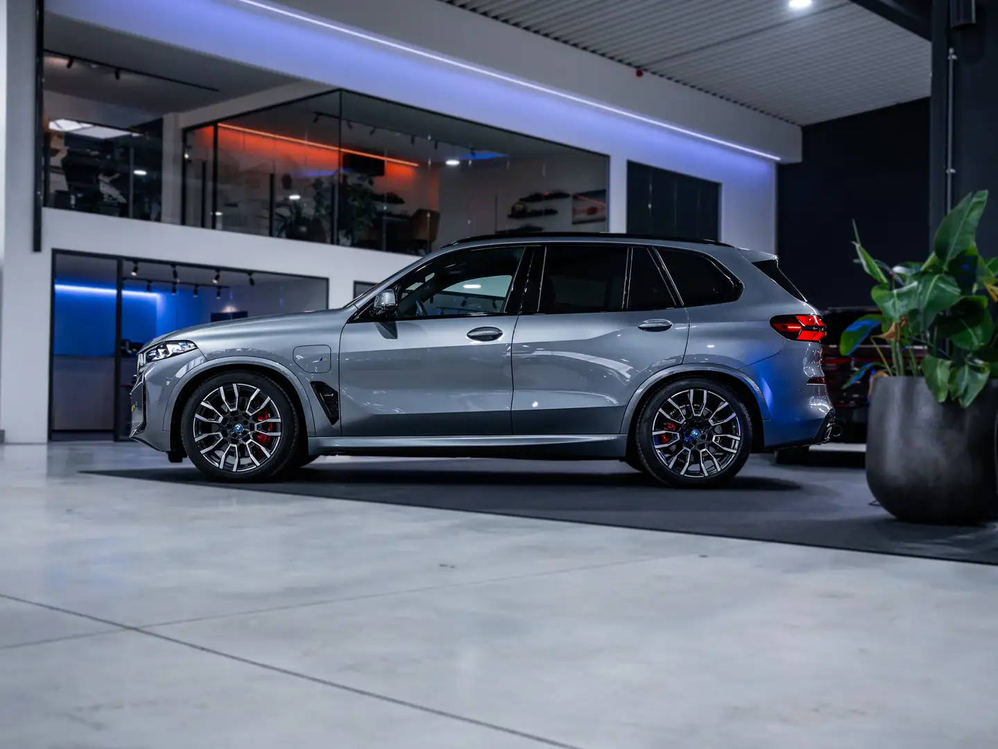 BMW X5 3.0AS xDrive50e - M-pack - Pano - Trekhaak - HUD Grau - 2
