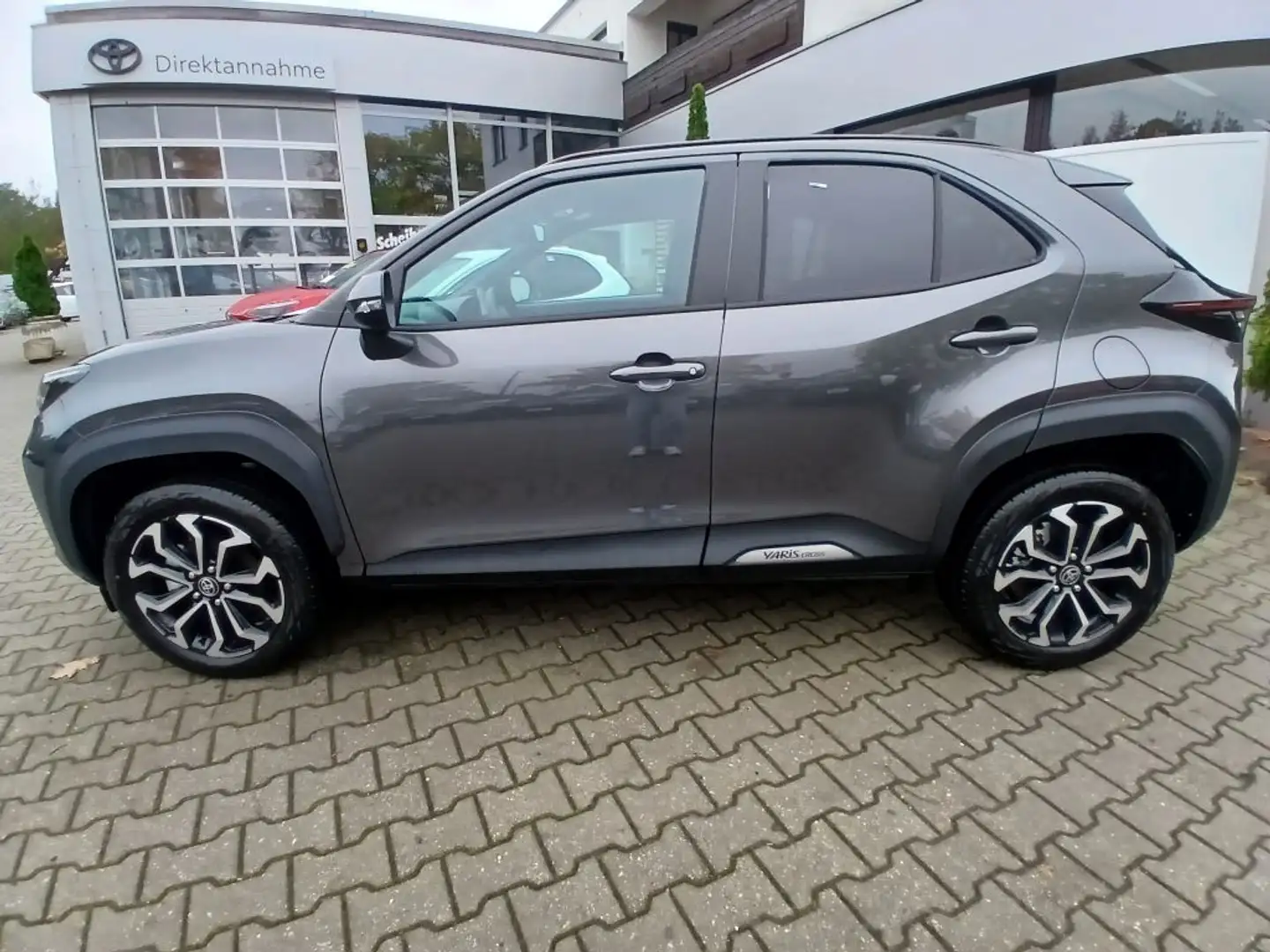 Toyota Yaris Cross Hybrid 130 1.5 VVT-i Teamplayer* m. Safety+Winter Grau - 2