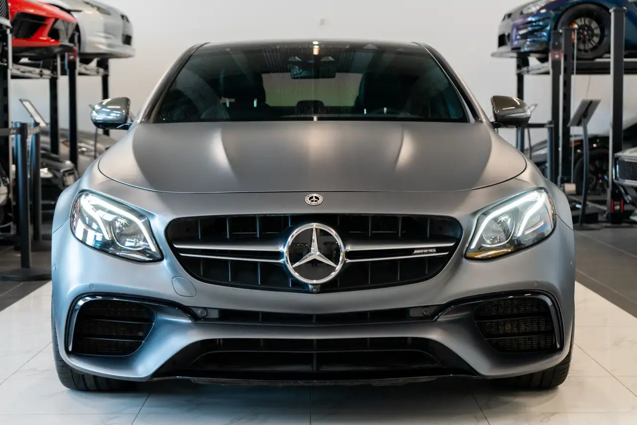 Mercedes-Benz E-Class снимка Mercedes-Benz E-Class
