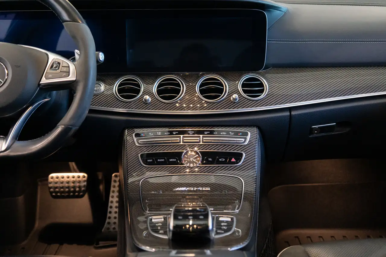 Mercedes-Benz E-Class снимка Mercedes-Benz E-Class