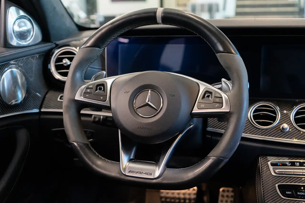 Mercedes-Benz E-Class снимка Mercedes-Benz E-Class