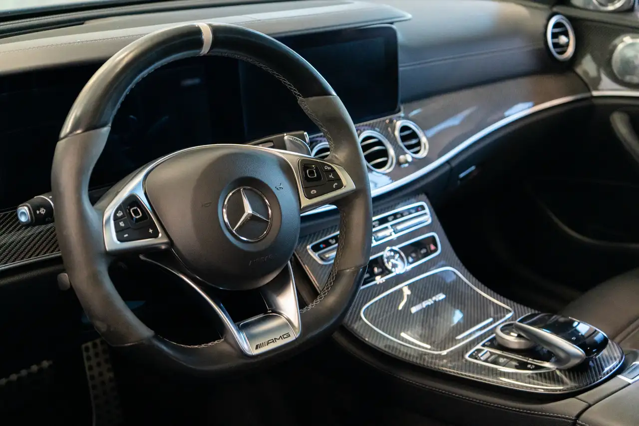 Mercedes-Benz E-Class снимка Mercedes-Benz E-Class