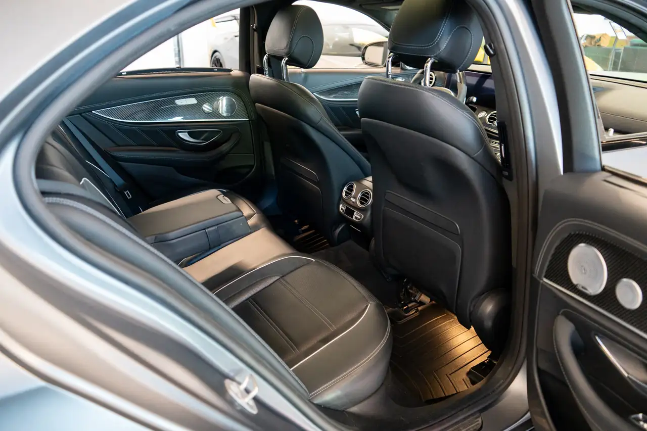 Mercedes-Benz E-Class снимка Mercedes-Benz E-Class