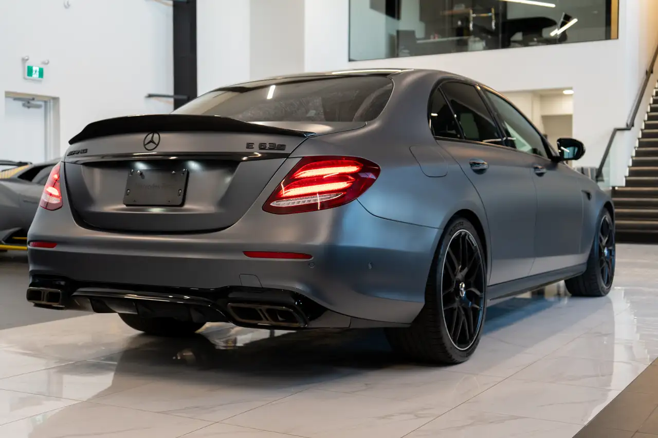 Mercedes-Benz E-Class снимка Mercedes-Benz E-Class