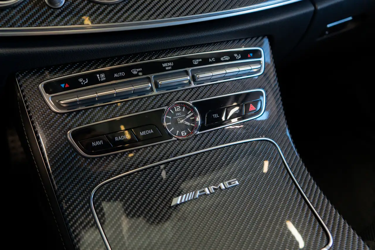 Mercedes-Benz E-Class снимка Mercedes-Benz E-Class