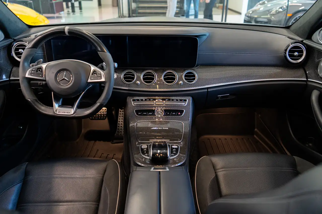 Mercedes-Benz E-Class снимка Mercedes-Benz E-Class
