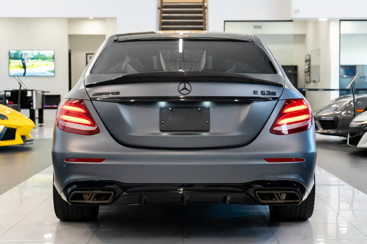 Mercedes-Benz E-Class снимка Mercedes-Benz E-Class