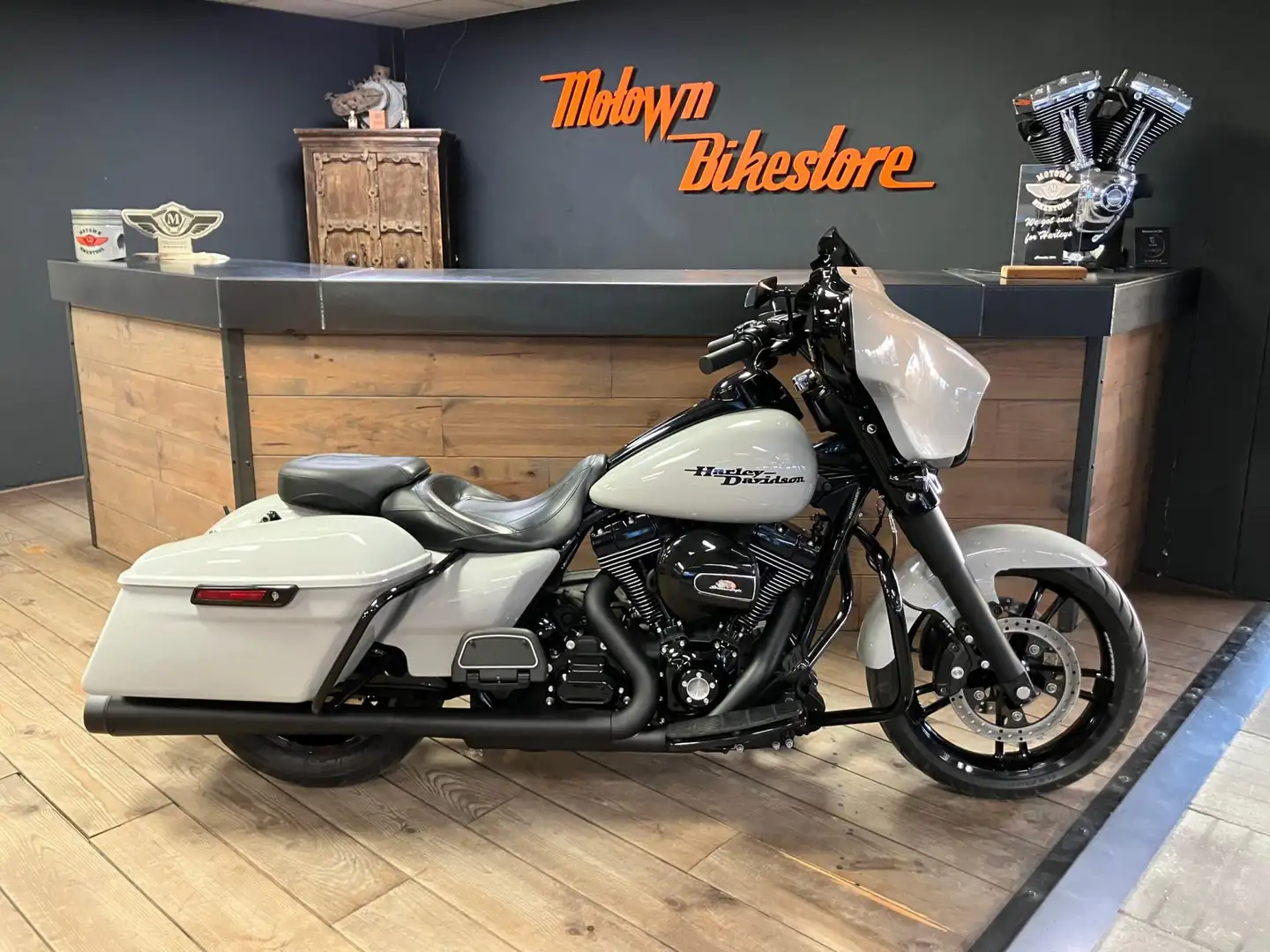 Harley-Davidson Street Glide FLHXS 103Ci Streetglide Special Kreide Grey Black Šedá - 1