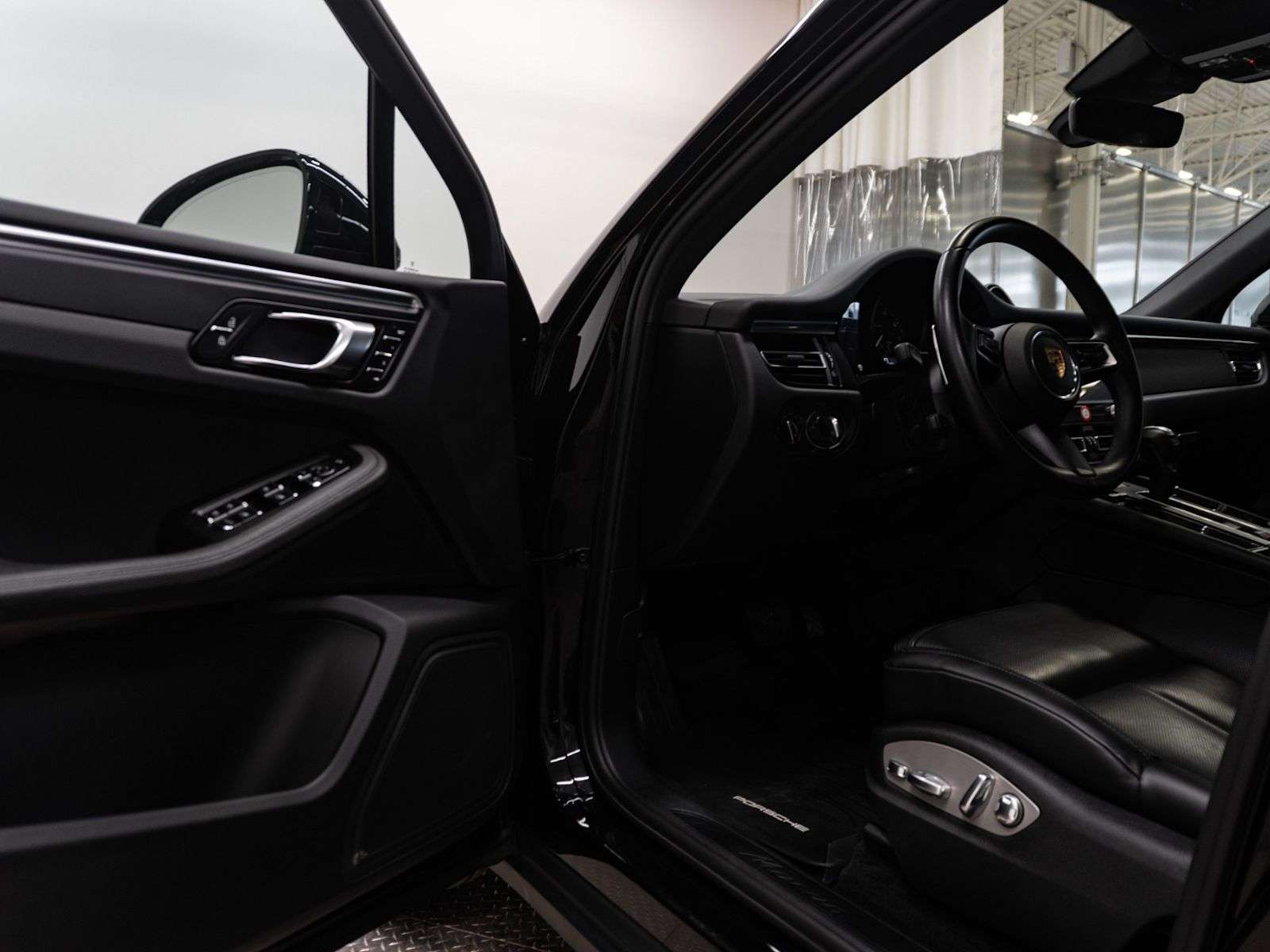 2023 Porsche Macan | One Owner, No Accidents, Excellent Condition alt 4