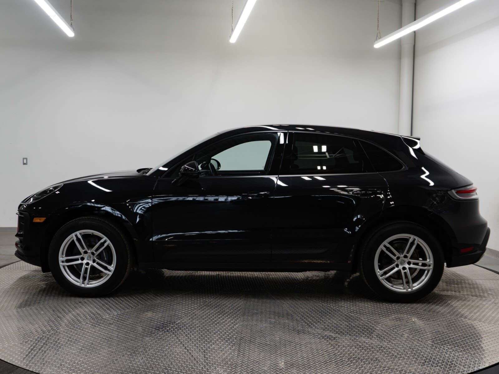 2023 Porsche Macan | One Owner, No Accidents, Excellent Condition alt 2