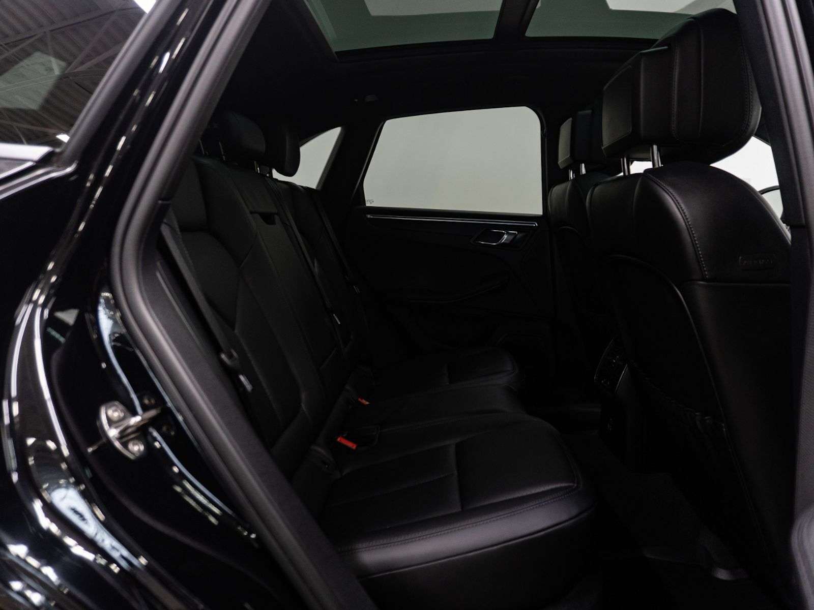 2023 Porsche Macan | One Owner, No Accidents, Excellent Condition thumb 21