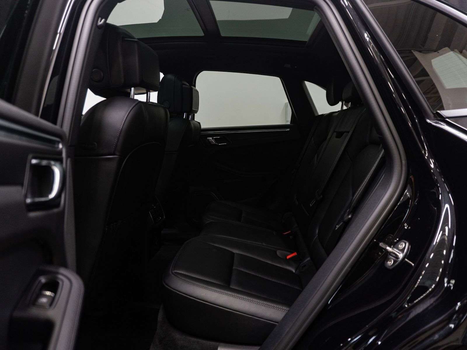 2023 Porsche Macan | One Owner, No Accidents, Excellent Condition thumb 22