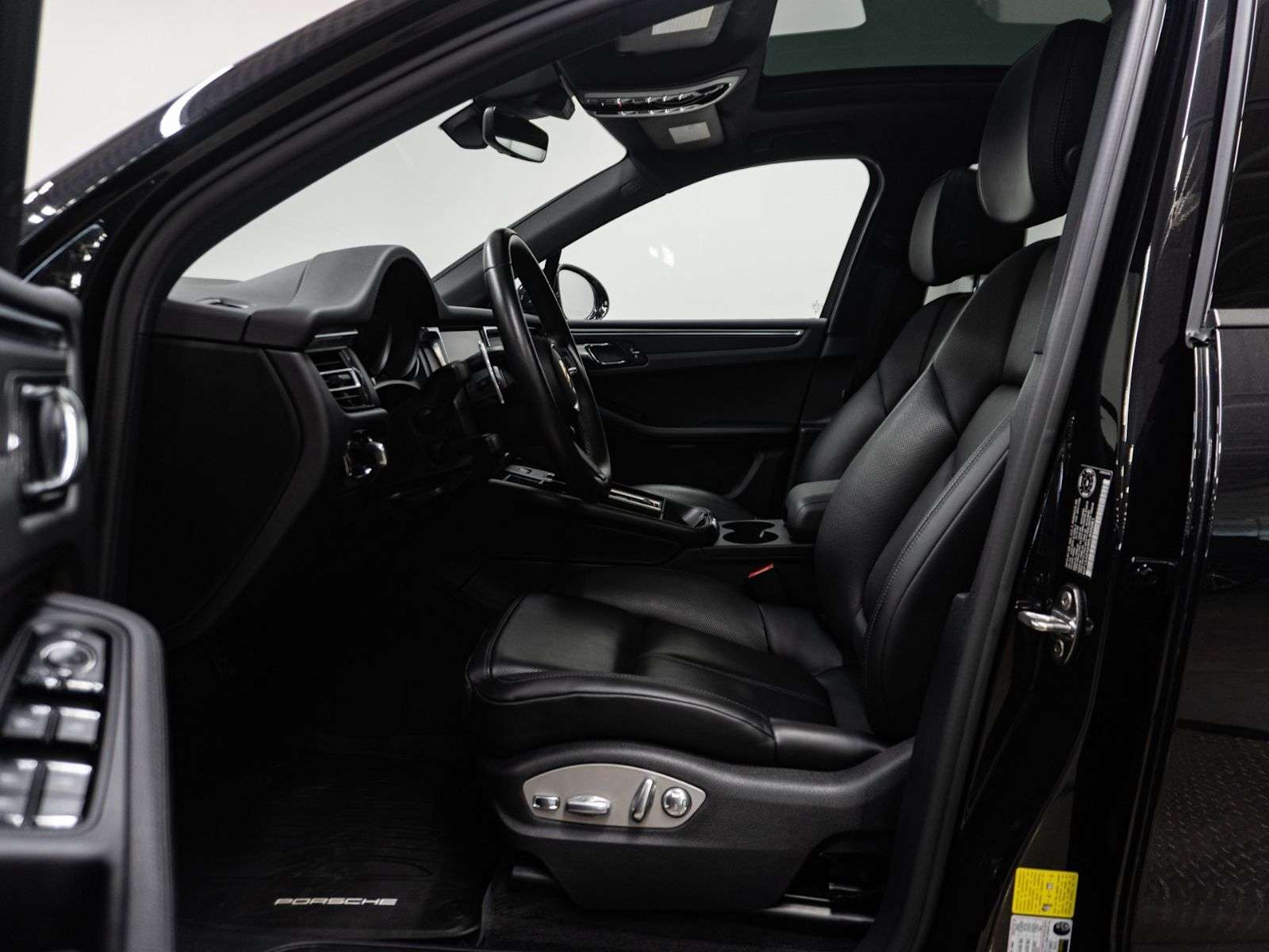 2023 Porsche Macan | One Owner, No Accidents, Excellent Condition thumb 28