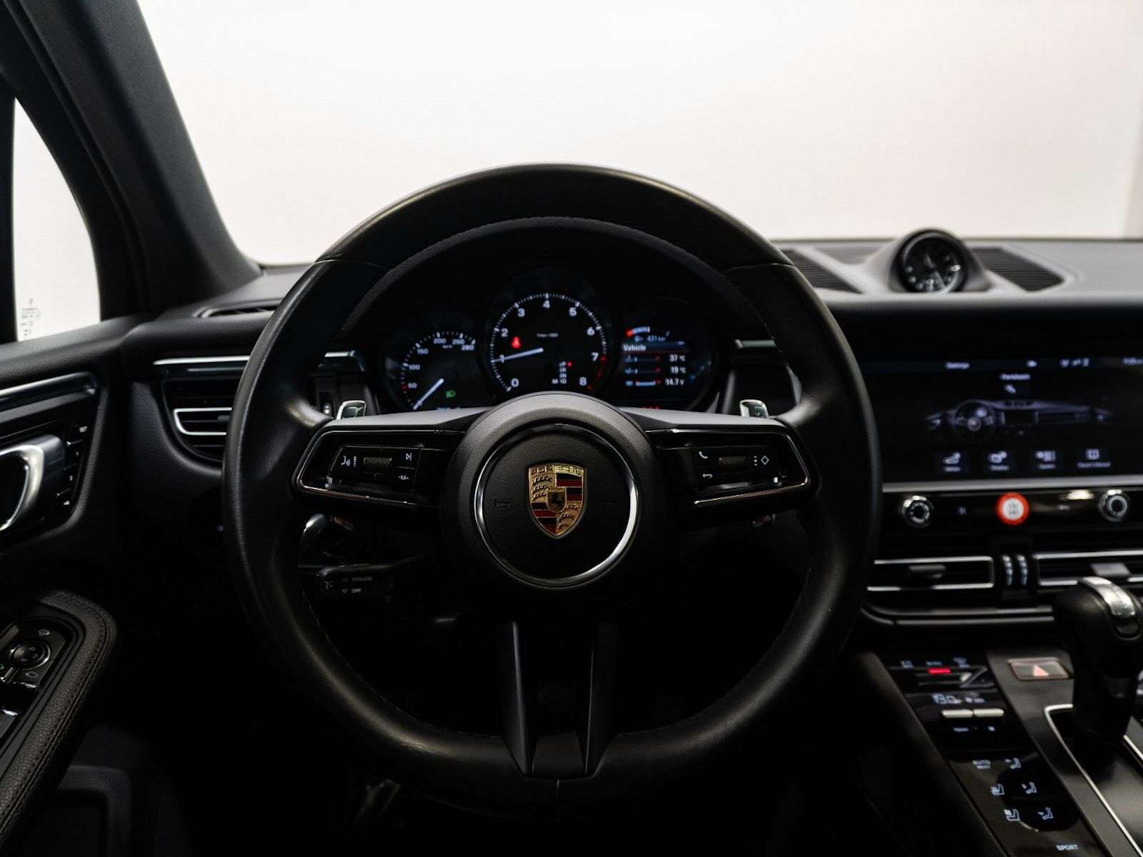 2023 Porsche Macan | One Owner, No Accidents, Excellent Condition thumb 15