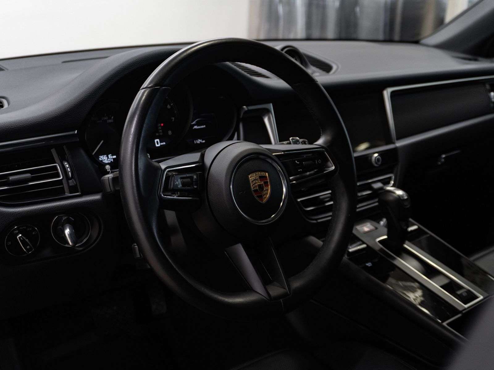 2023 Porsche Macan | One Owner, No Accidents, Excellent Condition thumb 29