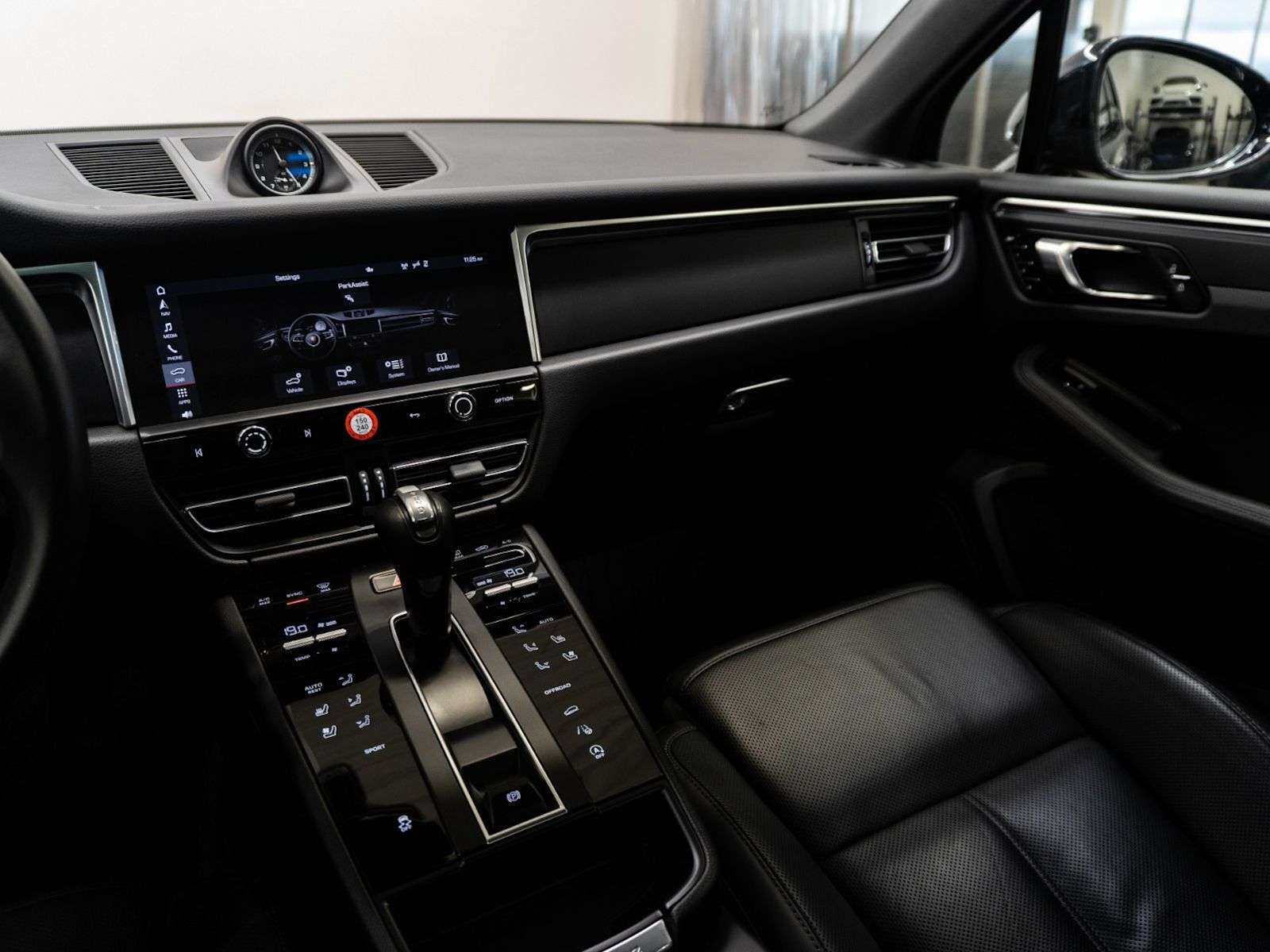 2023 Porsche Macan | One Owner, No Accidents, Excellent Condition thumb 17