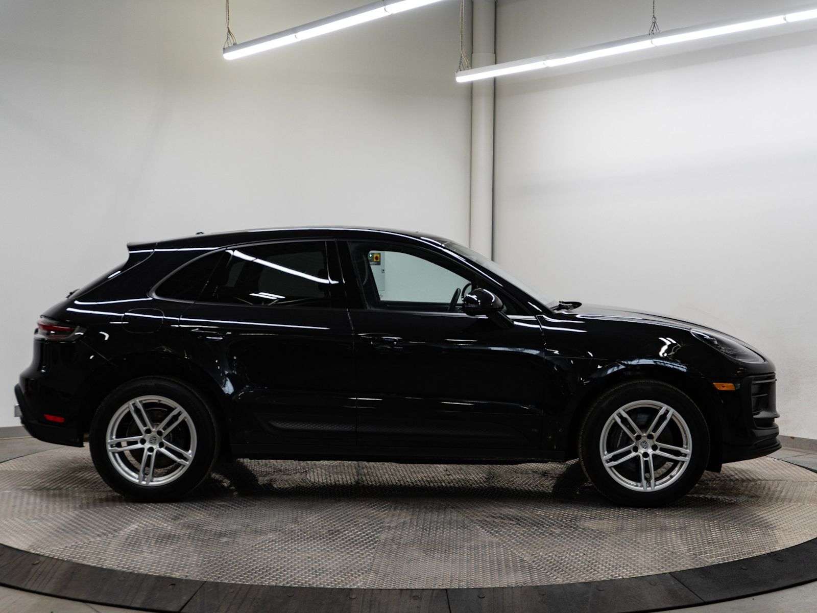 2023 Porsche Macan | One Owner, No Accidents, Excellent Condition thumb 7