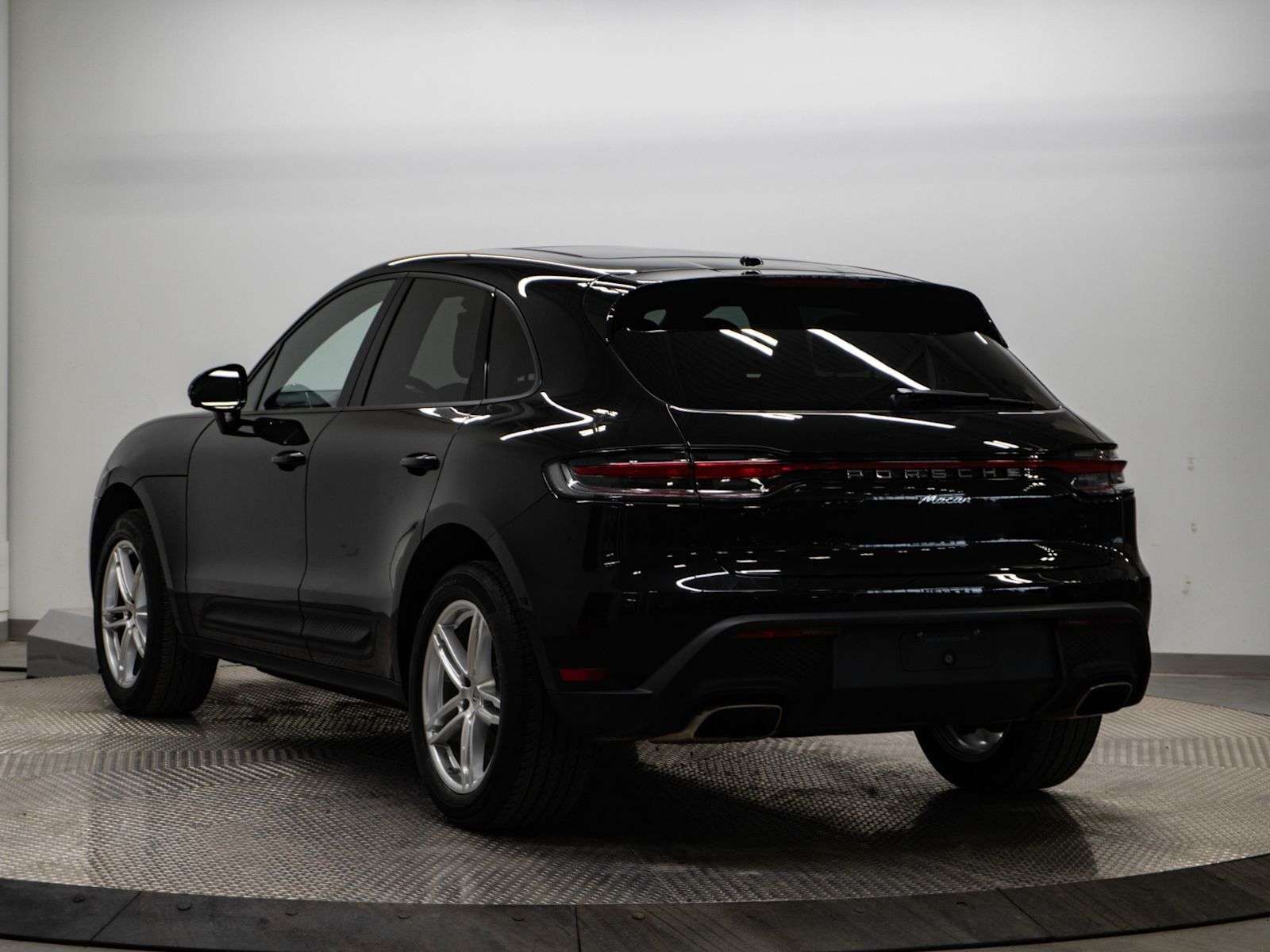 2023 Porsche Macan | One Owner, No Accidents, Excellent Condition alt 3